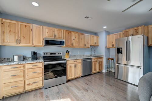 12 Mi to Downtown Winston-salem: Apt w/ Balcony!