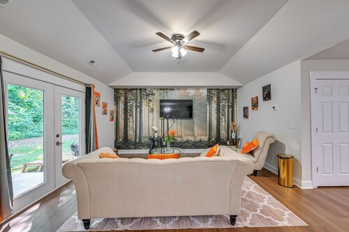 Easy Uptown Access: Charlotte Gem w/ Peaceful Yard