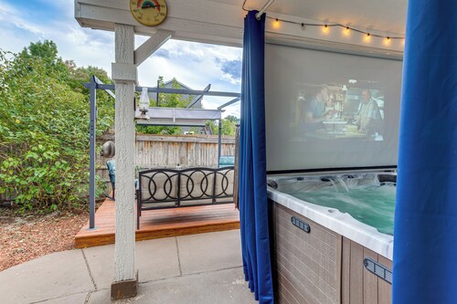 Private Hot Tub w/ Projector: Modern Aurora Home