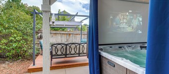 Private Hot Tub w/ Projector: Modern Aurora Home