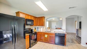 House (3 Bedrooms) | Interior