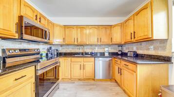 House (4 Bedrooms) | Interior