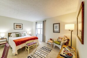 Apartment (1 Bedroom) | Interior - 3 Mi to IU: Dog-friendly Condo w/ Pool Access! (Bloomington)