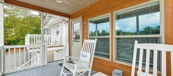 Waterfront Living & Resort Perks! Lake Norman Stay