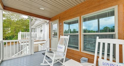 Waterfront Living & Resort Perks! Lake Norman Stay