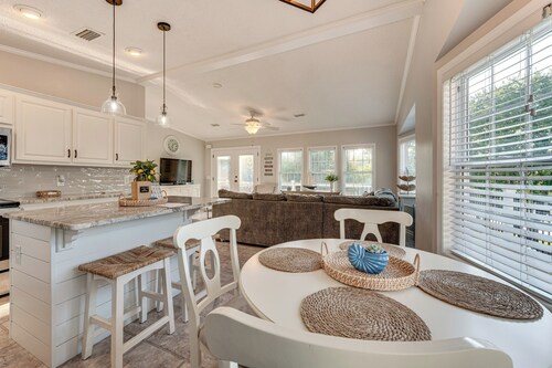 Breathtaking Views & Deck: Badin Lake House!