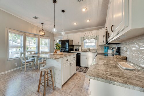 Breathtaking Views & Deck: Badin Lake House!