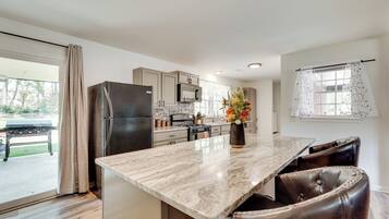 House (5 Bedrooms) | Interior