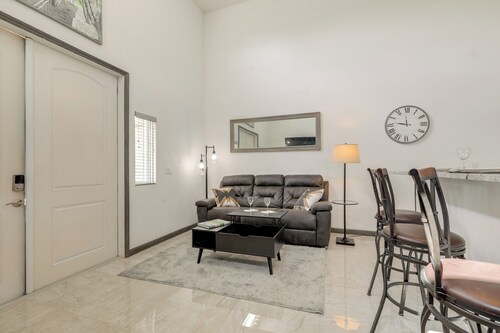Modern Home Base for Polo Events & Palm Beach Fun!