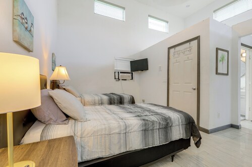 Modern Home Base for Polo Events & Palm Beach Fun!