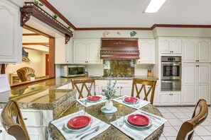 House (4 Bedrooms) | Interior