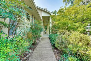 House (2 Bedrooms) | Interior - 1 Mi to Dtwn: Quiet Retreat w/ Yard in Clinton (Clinton)