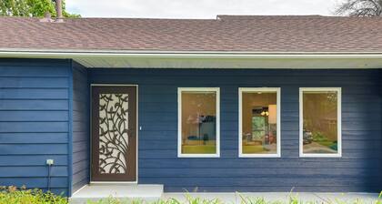 Home 8 Mi to Dtwn Minneapolis! Pet-friendly Yard