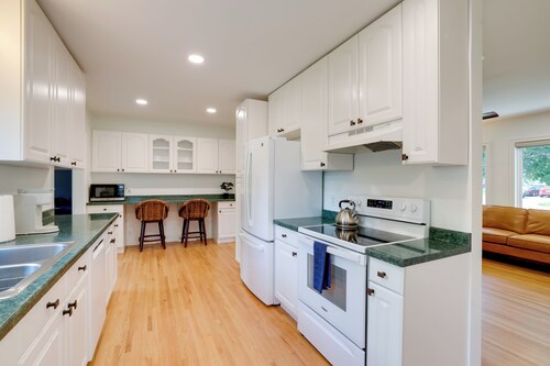 Home 8 Mi to Dtwn Minneapolis! Pet-friendly Yard