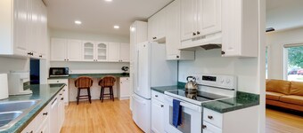 Home 8 Mi to Dtwn Minneapolis! Pet-friendly Yard