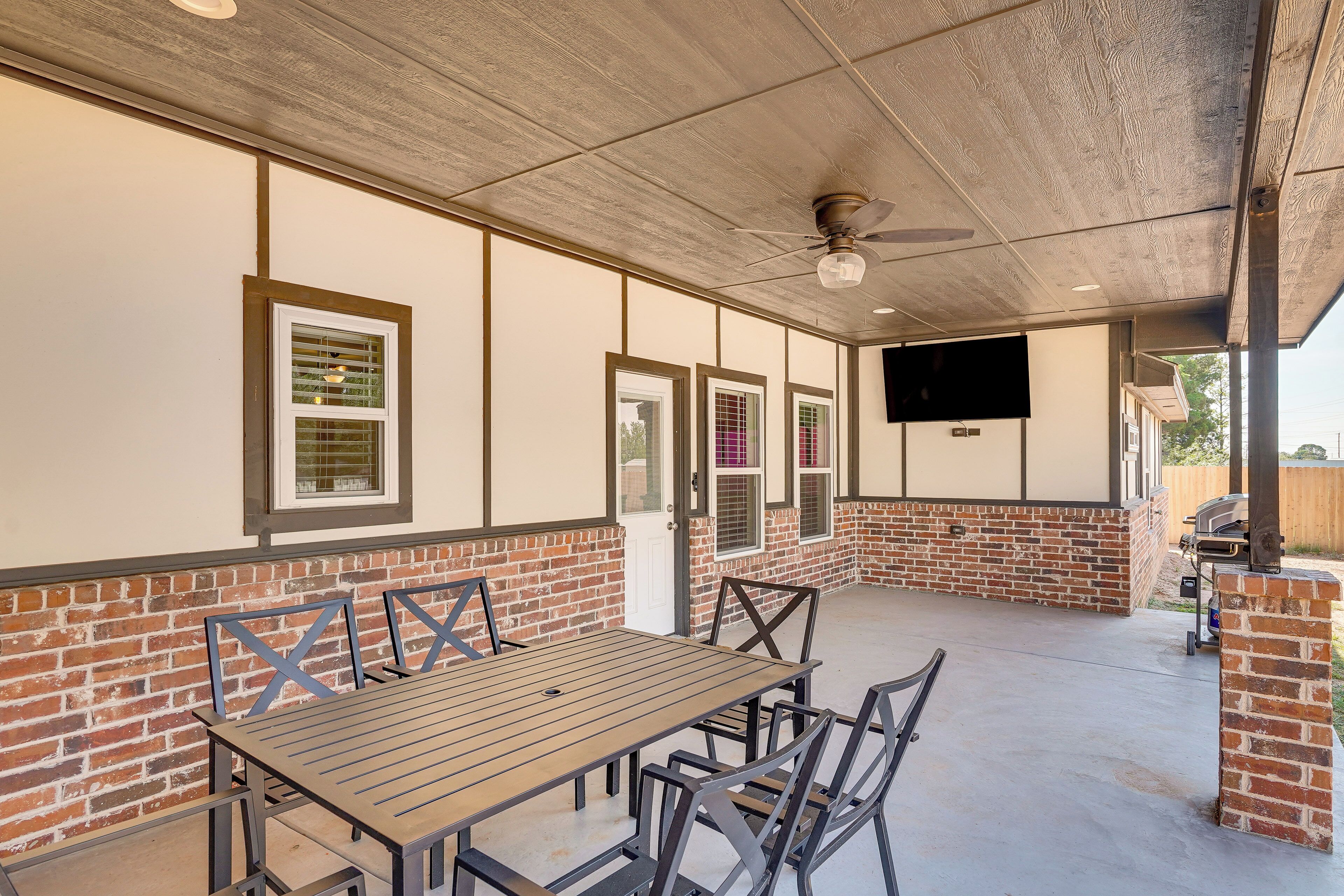 House (4 Bedrooms) | Front of property