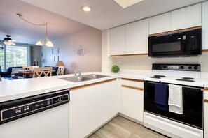 Refrigerador, horno, placa de cocina, cafetera/tetera