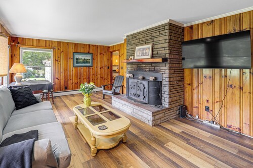 Hike & Leaf Peep! Peaceful Home in Laurel Springs