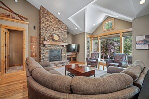 TV, fireplace, ping pong - Cozy Village Home with Hot Tub, A/C & Ping Pong (Sunriver)