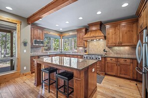 Fridge, microwave, oven, stovetop - Cozy Village Home with Hot Tub, A/C & Ping Pong (Sunriver)