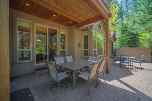 Outdoor dining - Cozy Village Home with Hot Tub, A/C & Ping Pong (Sunriver)