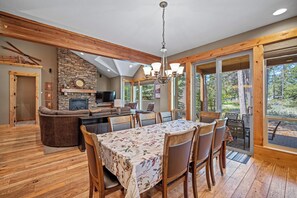 Dining - Cozy Village Home with Access to The Cove (Sunriver)