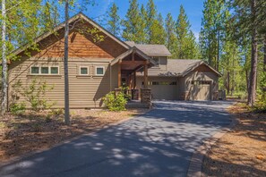 Exterior - Cozy Village Home with Access to The Cove (Sunriver)