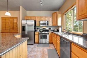 ثلاجة، ميكروويف، فرن، موقد طهي مسطح