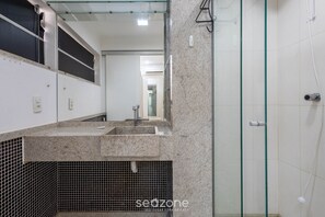 Basic Apartment | Bathroom | Shower - Apt w/ Self Check-in in Asa Sul Sqs0108 (Brasília)