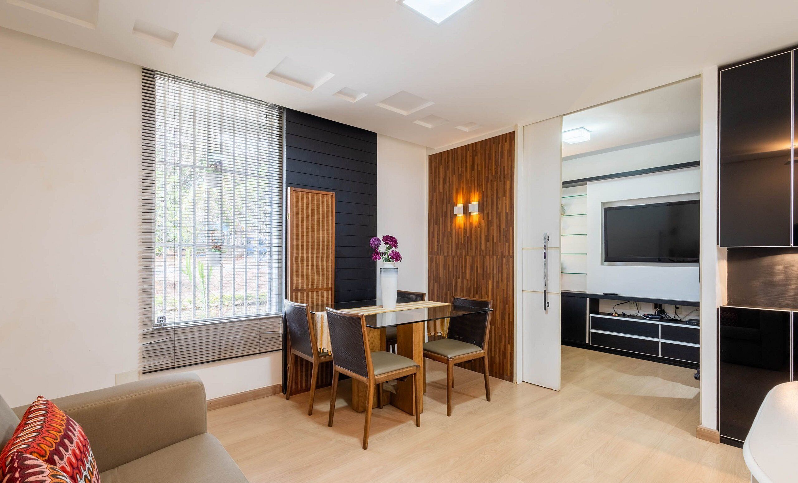 基础公寓 | 起居区 | 32-英寸纯平电视（配备有线频道）