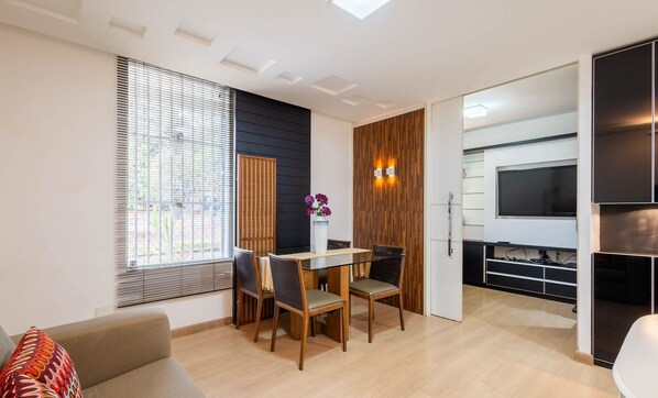 Apartament bàsic | Sala d'estar | Televisor de pantalla plana de 32 polzades amb canals per cable