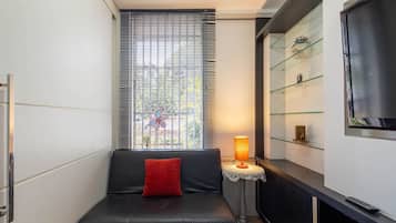 Basic Apartment | Living area
