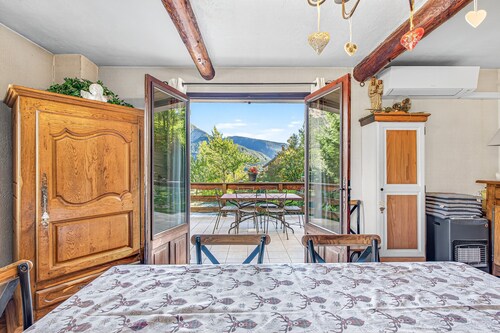 Bed and Breakfast 'Chambre D'hote Poeme Et Aquarelle' with Mountain View, Shared Terrace and Wi-Fi