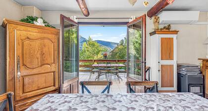 Bed and Breakfast 'Chambre D'hote Poeme Et Aquarelle' with Mountain View, Shared Terrace and Wi-Fi