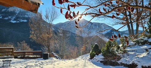 Bed and Breakfast 'Chambre D'hote Poeme Et Aquarelle' with Mountain View, Shared Terrace and Wi-Fi