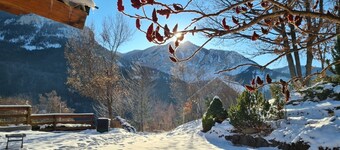Bed and Breakfast 'Chambre D'hote Poeme Et Aquarelle' with Mountain View, Shared Terrace and Wi-Fi