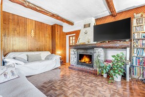 Interior - Bed and Breakfast 'Chambre D'hote Poeme Et Aquarelle' with Mountain View, Shared Terrace and Wi-Fi (Beauvezer)