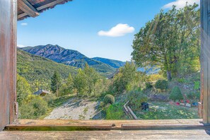 Interior - Bed and Breakfast 'Chambre D'hote Poeme Et Aquarelle' with Mountain View, Shared Terrace and Wi-Fi (Beauvezer)