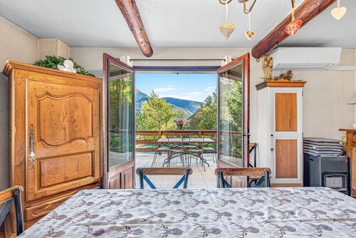 Bed and Breakfast 'Chambre D'hote Poeme Et Aquarelle' with Mountain View, Shared Terrace and Wi-Fi