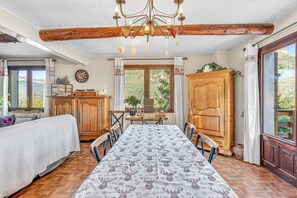 Dining - Bed and Breakfast 'Chambre D'hote Poeme Et Aquarelle' with Mountain View, Shared Terrace and Wi-Fi (Beauvezer)