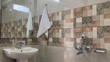 Deluxe Room, Balcony, Hill View | Bathroom | Shower