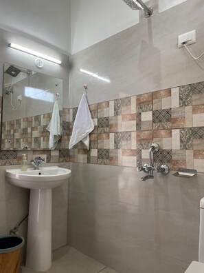 Rom – deluxe, balkong, utsikt mot høyde | Bad | Dusj