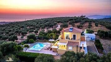 Villa | 4 bedrooms, Internet