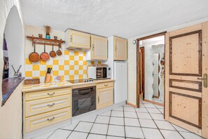 Fridge, microwave, oven, stovetop - Cottage 'Gîte Le Montagn'art' with Mountain View, Shared Terrace and Wi-Fi (Beauvezer)