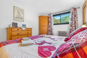 Iron/ironing board, WiFi, bed sheets - Cottage 'Gîte Le Montagn'art' with Mountain View, Shared Terrace and Wi-Fi (Beauvezer)