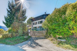 Exterior - Cottage 'Gîte Le Montagn'art' with Mountain View, Shared Terrace and Wi-Fi (Beauvezer)