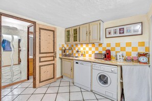 Fridge, microwave, oven, stovetop - Cottage 'Gîte Le Montagn'art' with Mountain View, Shared Terrace and Wi-Fi (Beauvezer)