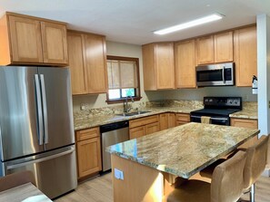 Jääkaappi, mikroaaltouuni, uuni, liesi