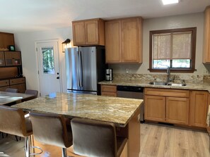 Jääkaappi, mikroaaltouuni, uuni, liesi