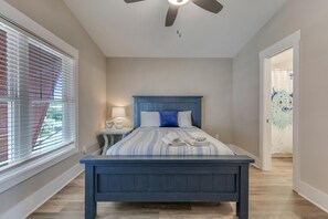 4 bedrooms, iron/ironing board, WiFi, bed sheets - A Wave From It All.  Great location-short walk to beach and Kure Beach Pier. OVE (Kure Beach)
